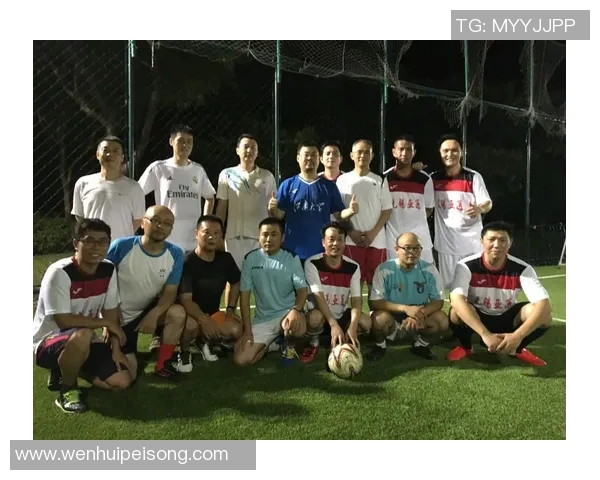 足球明星合影最新视频揭晓足坛巨星背后的友谊与默契瞬间 足球明星合影最新视频揭晓足坛巨星背后的友谊与默契瞬间